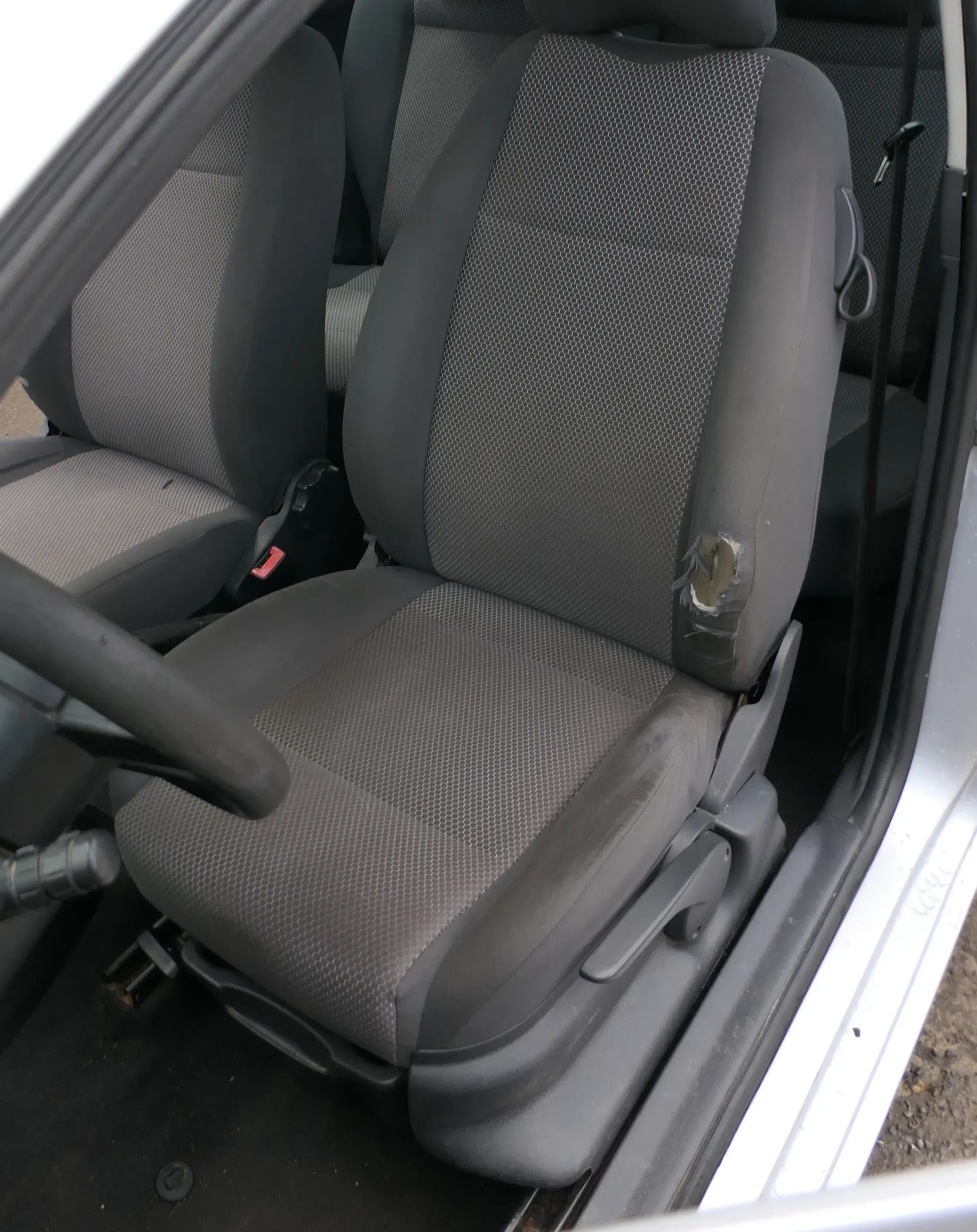VW Fox Sitz Fahrersitz vorne links OHNEAirbag höhenverstellbar - Bild 1