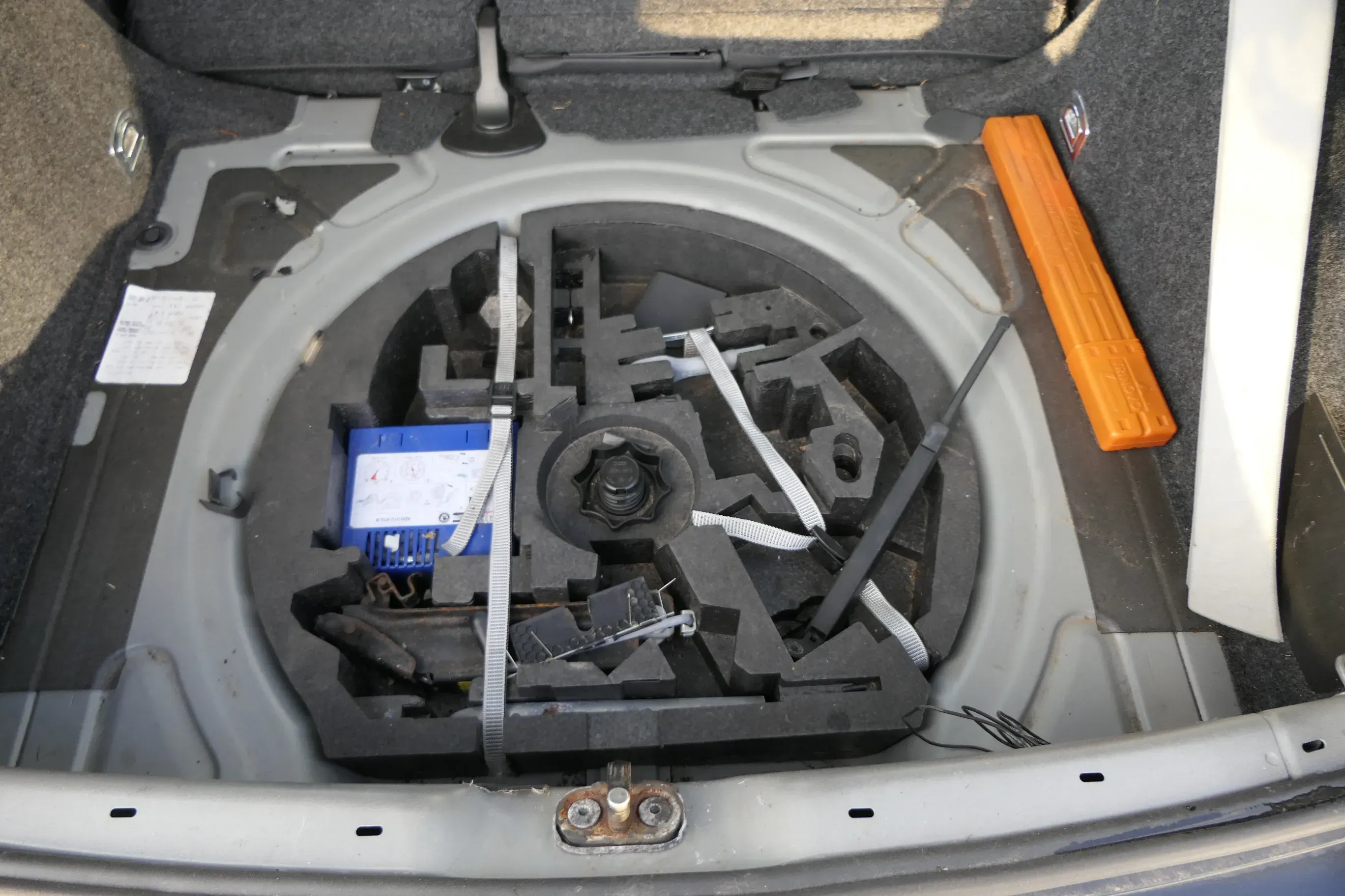 VW Golf 5 1K Bordwerkzeug Pannenset MIT Wagenheber für KeinNotrad Styropor - Bild 1