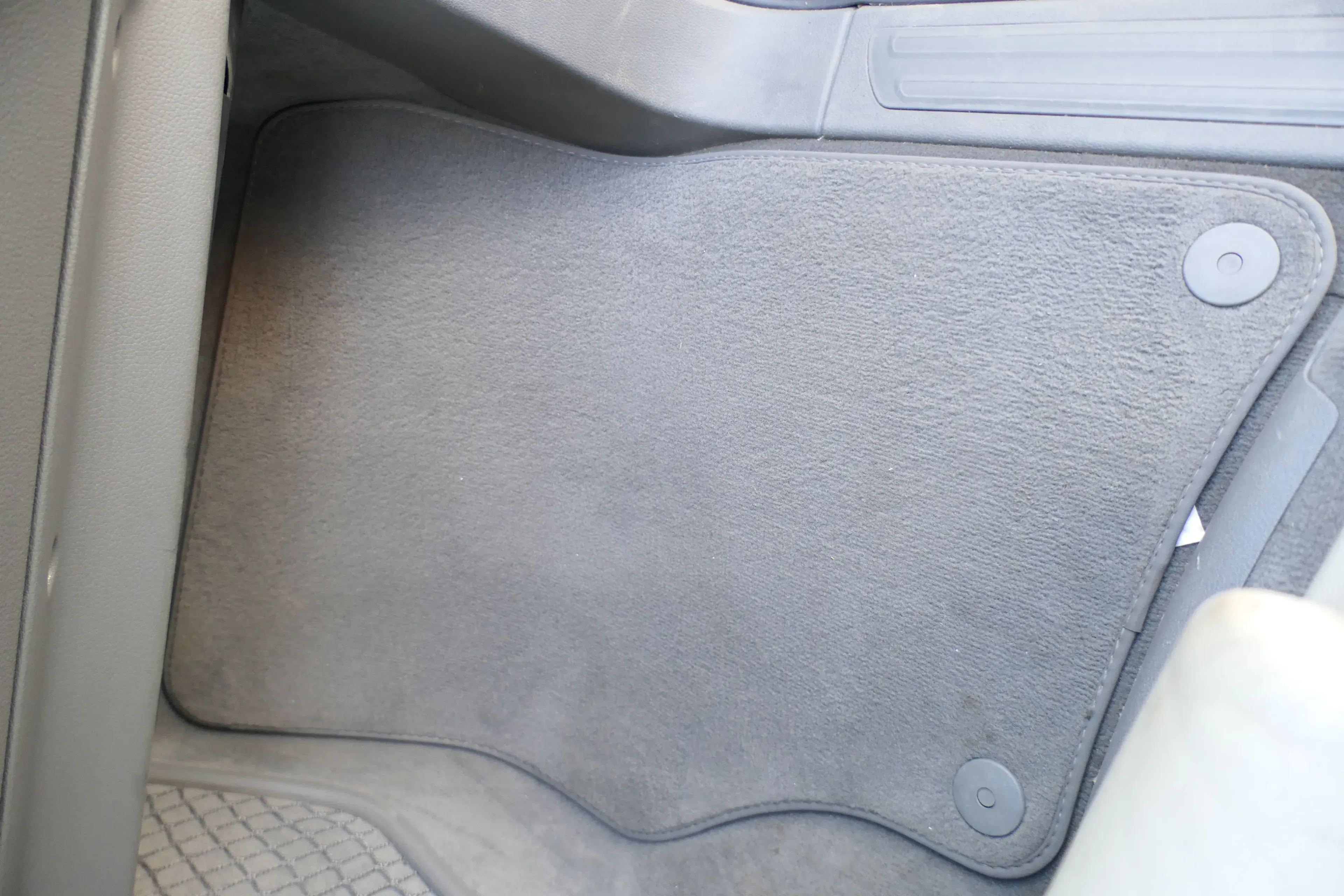 1x Original Audi Q7 4L Fußmatten Fußmatte vorne rechts grau Achatgrau - Bild 1