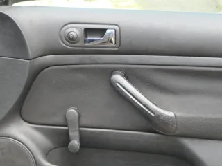 VW Golf 4 2/3-Türer Türverkleidung Verkleidung Tür vorne rechts schwarz Griff - Bild 4