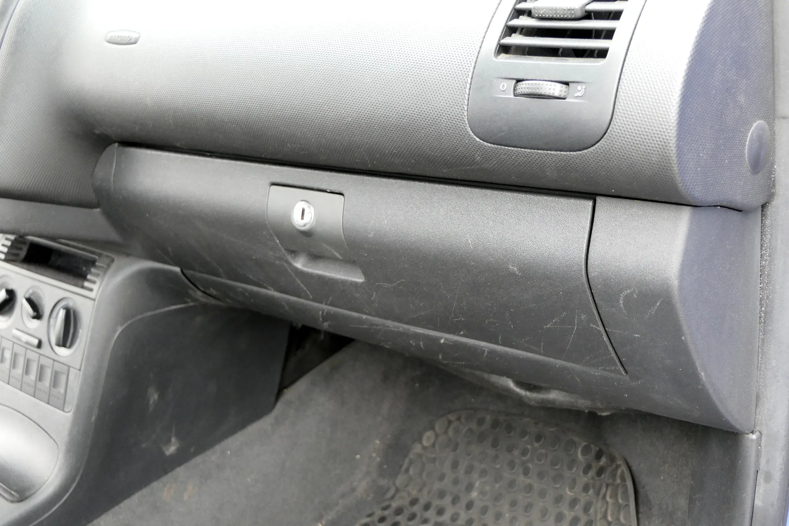 VW Lupo Seat Arosa Handschuhfach Fach Griff Klappe schwarz 6E1857101 Kratzer - Bild 1