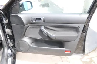 1x Golf 4 Bora Türverkleidung Verkleidung Tür vorne rechts 4/5-Türer Griff schwa - Bild 1