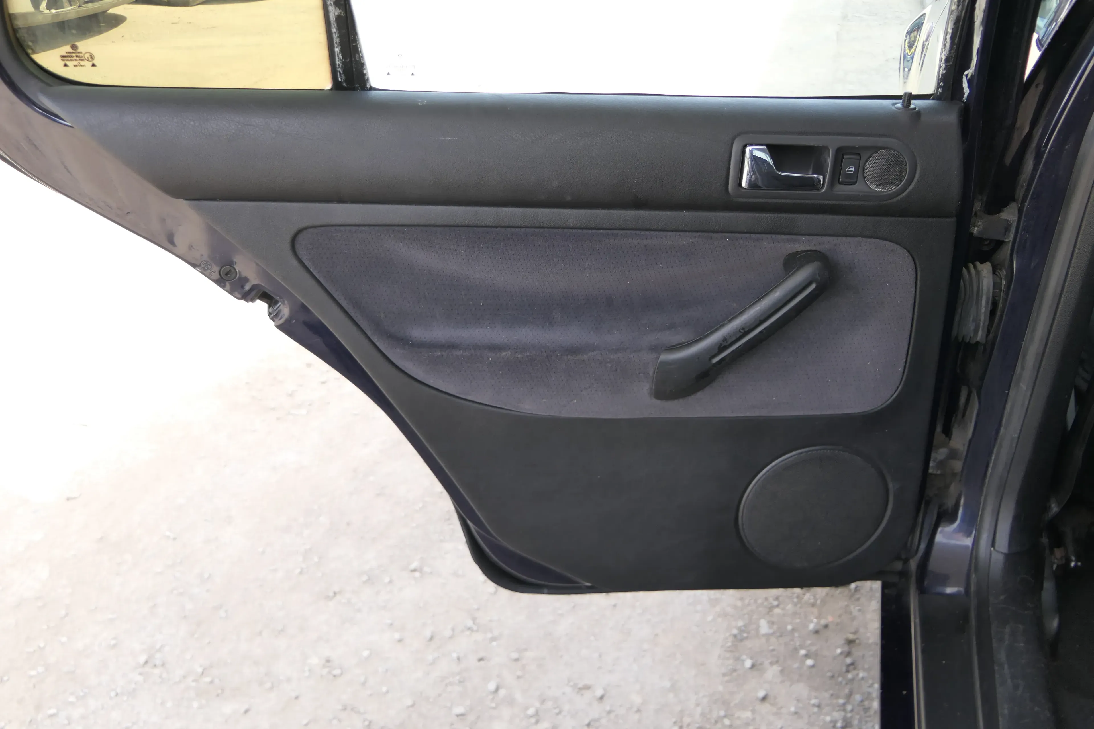 1x VW Golf 4 1J Limousine Türverkleidung Verkleidung Tür hinten links Griff - Bild 1