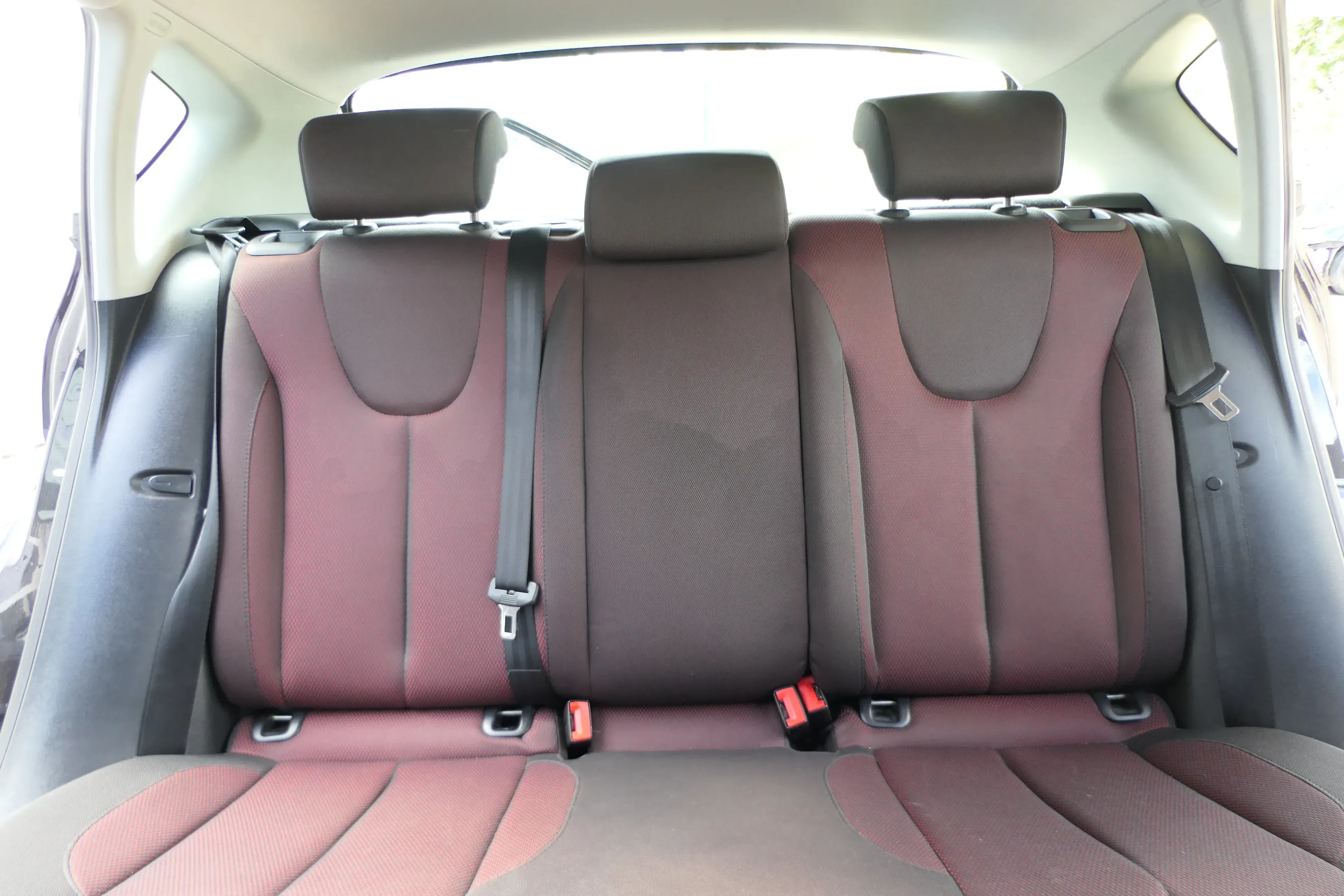 Seat Leon 1P Sitz Sitze hinten Rückbank Rücksitzbank 3 Punkt Lehne schwarz rot - Bild 1