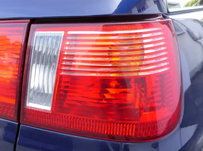 Seat Ibiza 6K Rücklicht hinten rechts außen Rückleuchte Heckleuchte Lampenträger - Bild 1