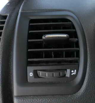 Skoda Fabia Roomster 5J Lüftungsdüse Düse Lüftung vorne linls 5J0819701M - Bild 1