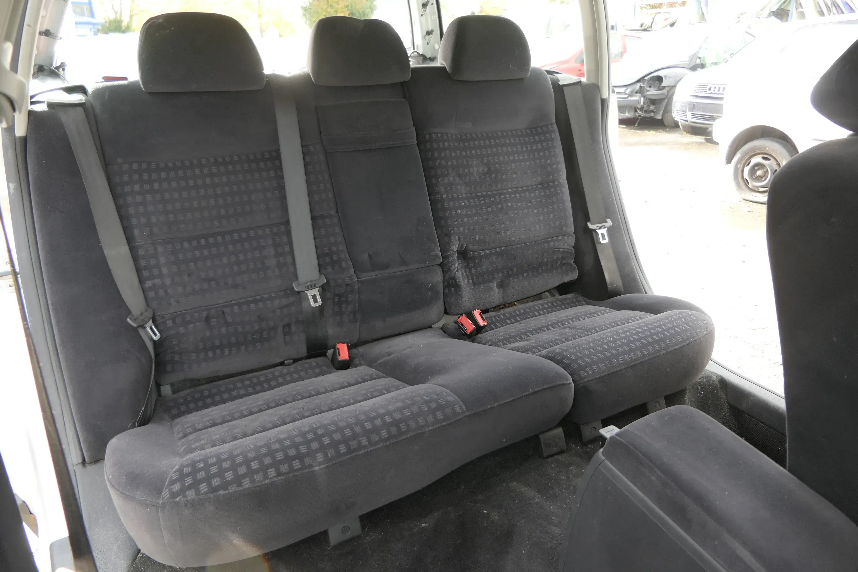 VW Passat 3B 3BG Kombi Variant Sitz Rückbank Rücksitzbank 3 Punkt Gurt dunkel - Bild 1