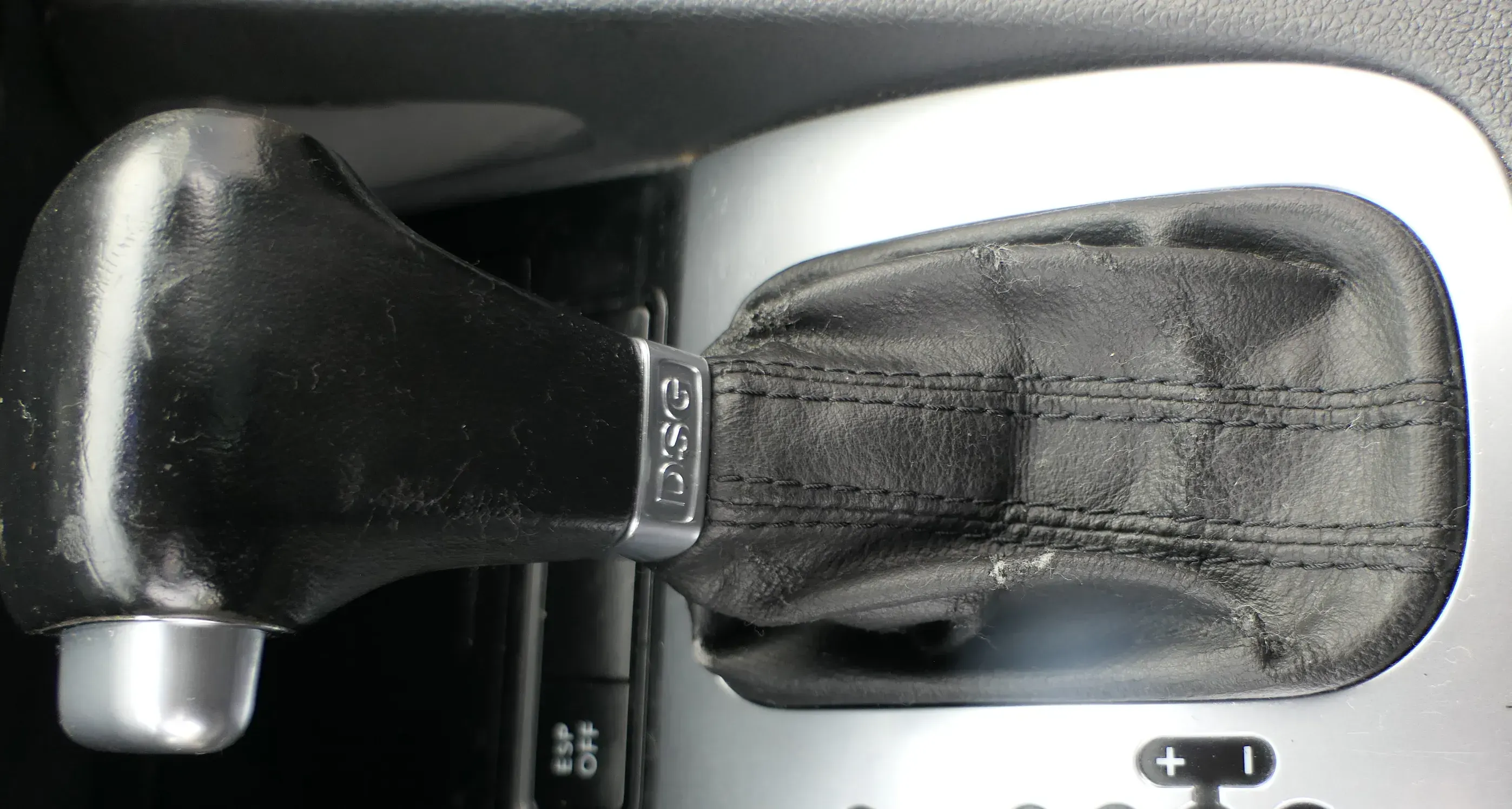 VW Golf 5 1K Schaltknauf Schaltsack Schaltknüppel Automatik Leder schwarz - Bild 1