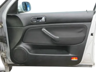 1x Golf 4 Bora Türverkleidung Verkleidung Tür vorne rechts 4/5-Türer schwarz - Bild 1