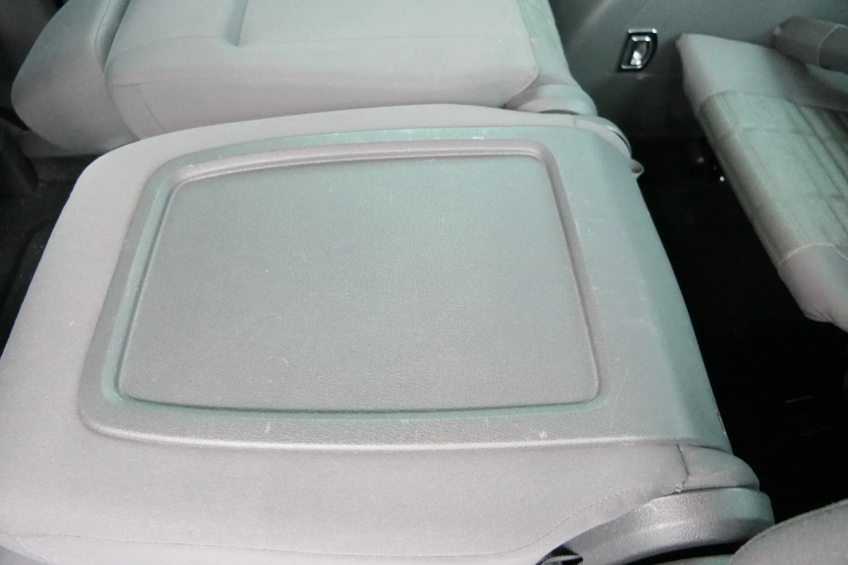 VW Touran 1T Sitz hinten mitte mittig (1. Reihe) Rücksitz anthrazit - 108446 - Bild 1