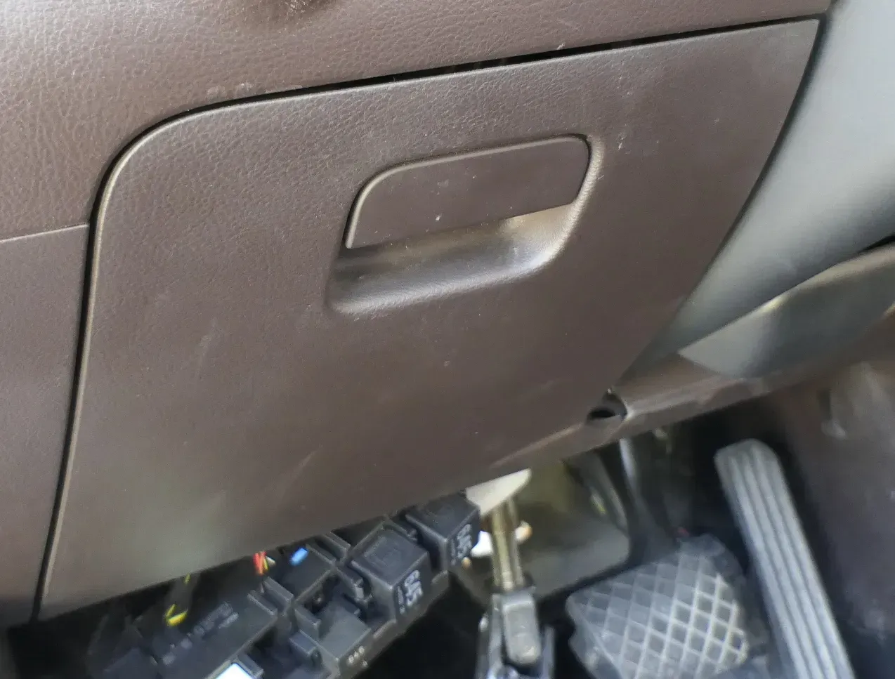 VW Passat 3C Verkleidung Fach Blende Abdeckung Handschuhfach links braun - Bild 1