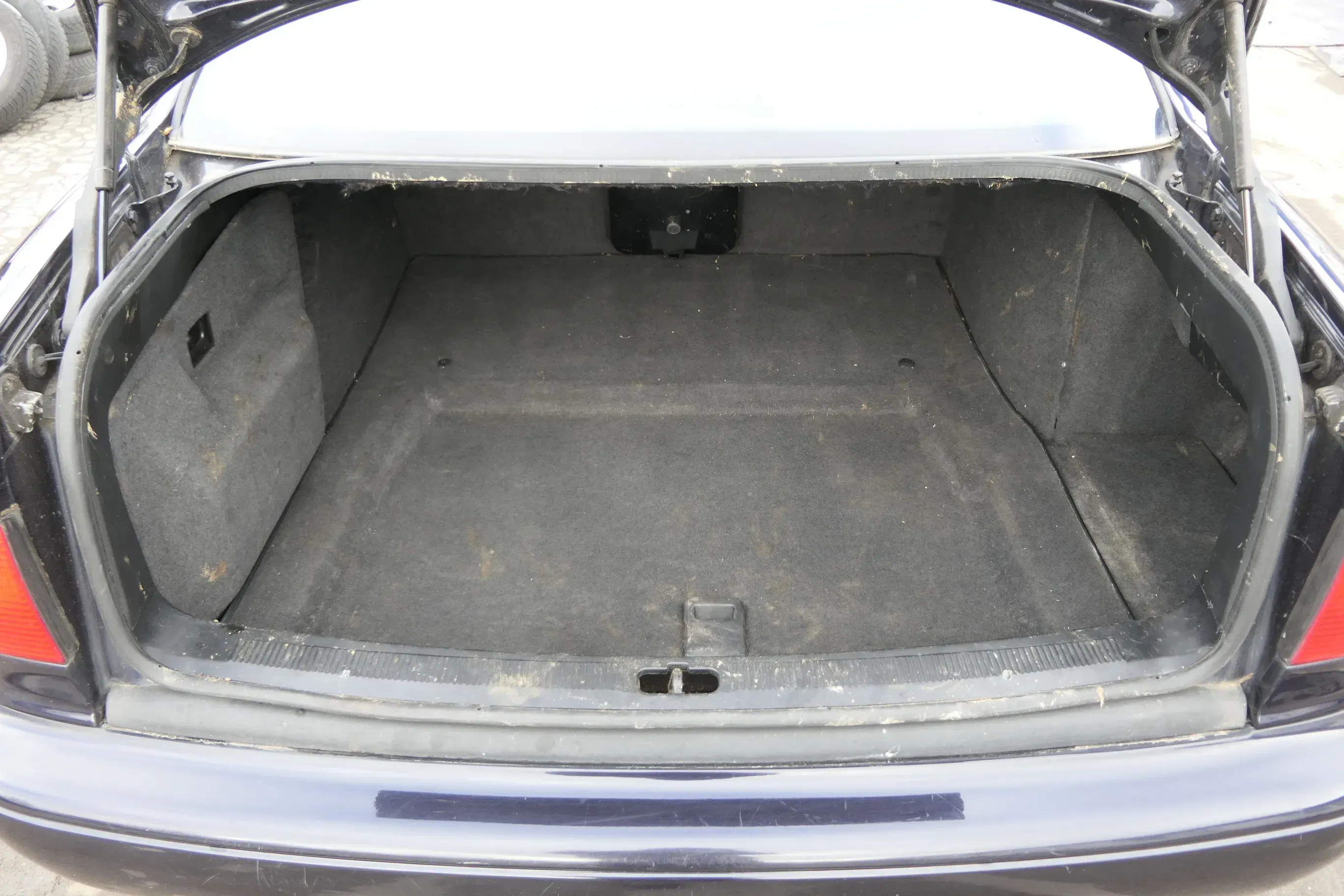 Audi A8 4D Verkleidung Teppich Kofferraum Kofferraumteppich Ladeboden - Bild 1