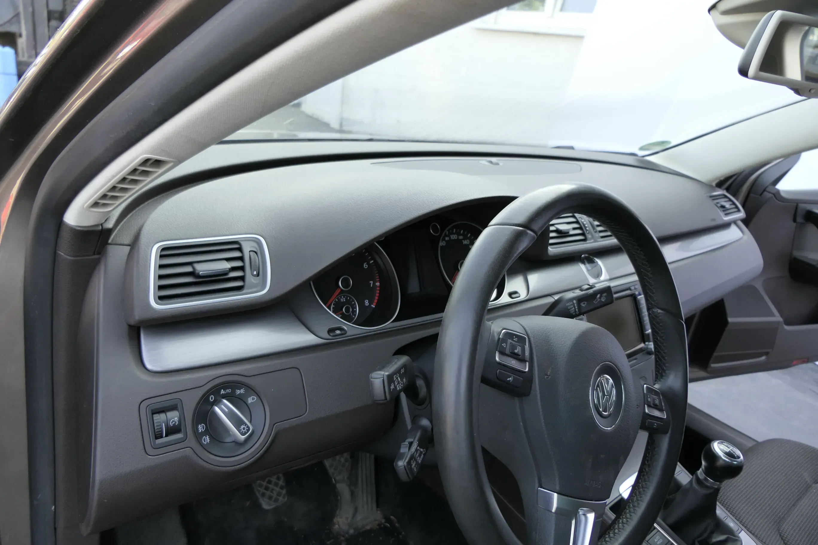 Passat 3C B7 CC Mittelkonsole Verkleidung Radio Klappe Abdeckung Dekor iridium - Bild 1