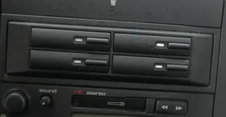 VW Golf 4 1J Kombi Bora Fach Kassette Halter Halterung Aufnahme - Bild 1