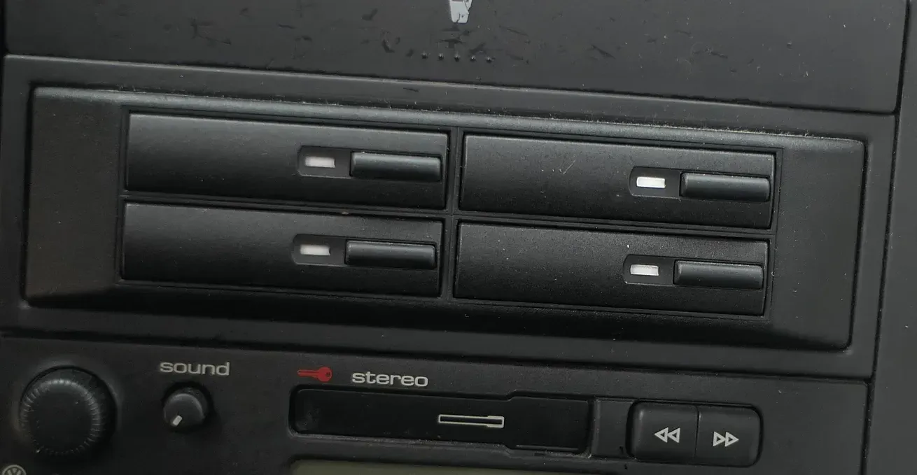 VW Golf 4 1J Kombi Bora Fach Kassette Halter Halterung Aufnahme - Bild 1