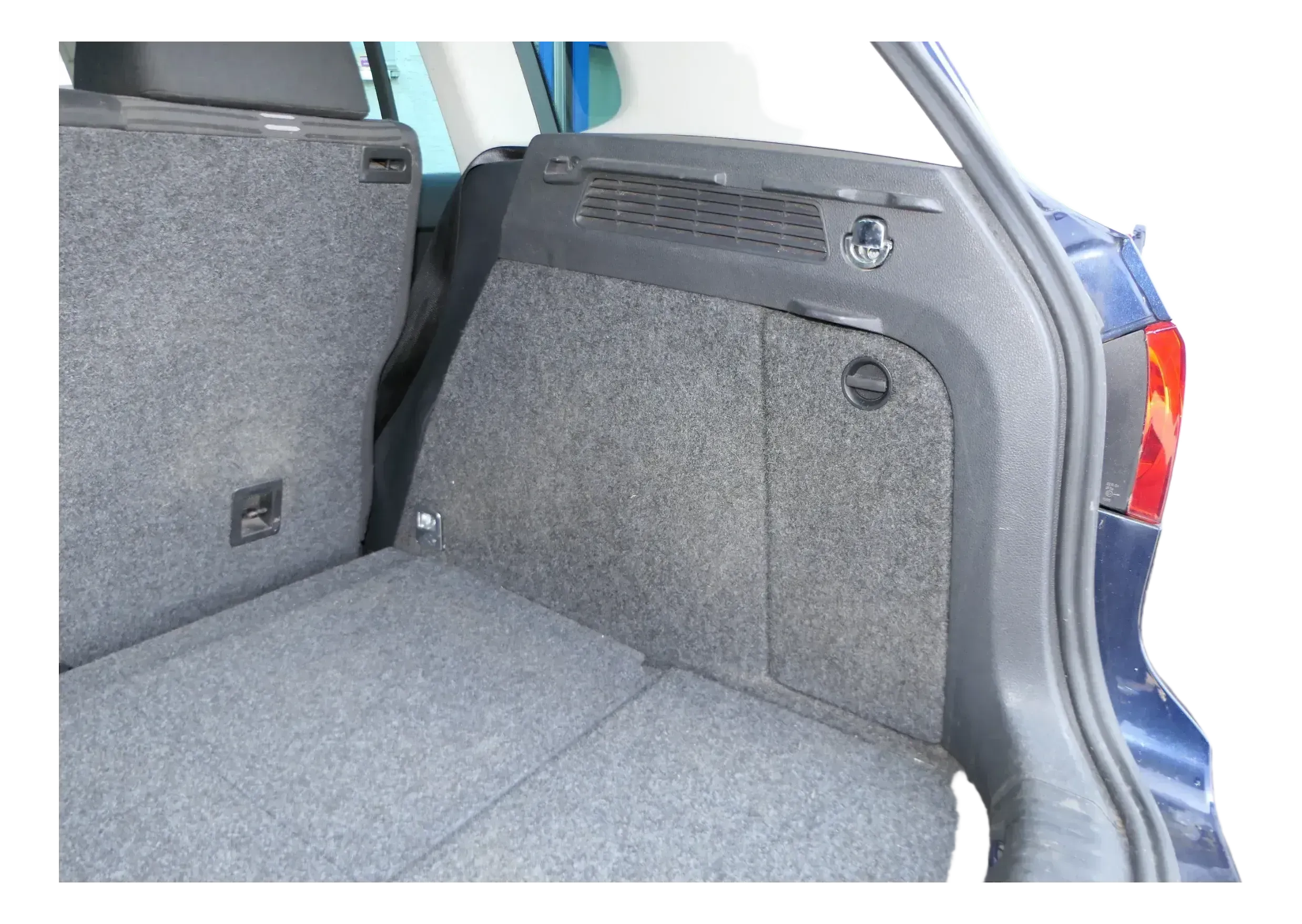 VW Tiguan 5N Abdeckung Verkleidung Kofferraum schwarz hinten rechts 5N0867428N - Bild 1