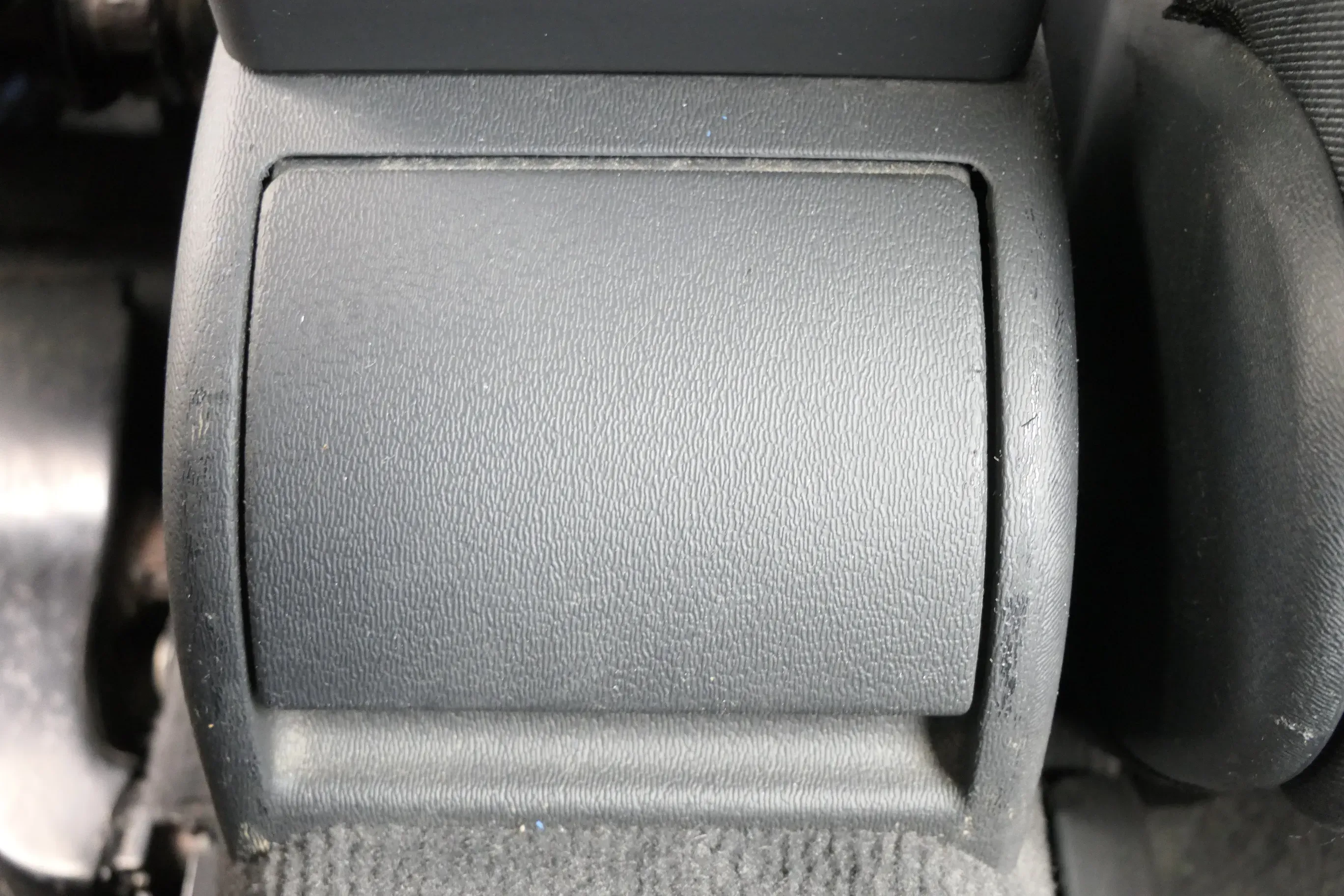 Audi A3 8L Aschenbecher Zigarettenanzünder hinten schwarz 8L0857961  6PS - Bild 1