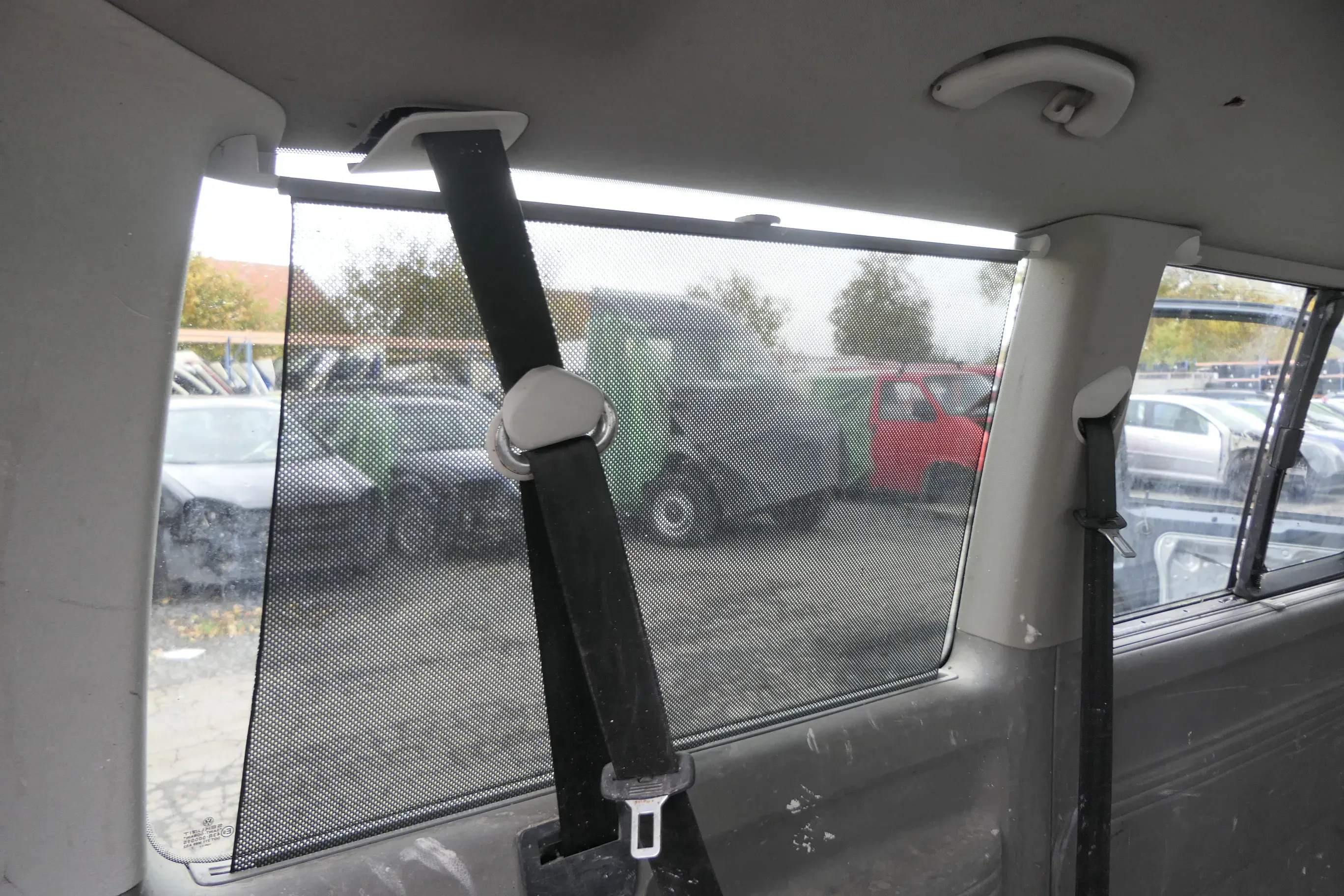 VW T5 Caravelle Rollo Sonnenschutz Sonnenrollo grau ganz hinten links - Bild 1