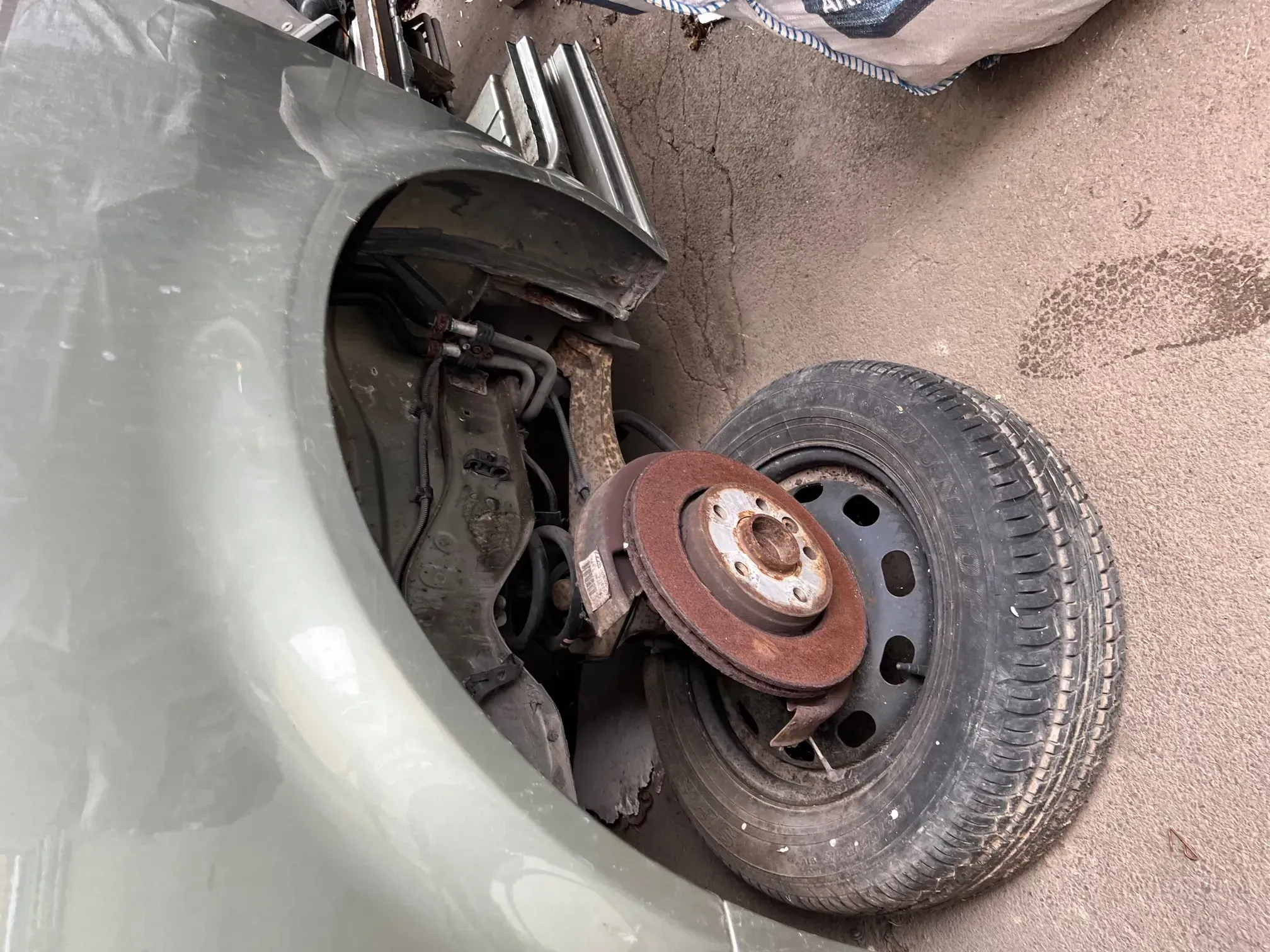 VW T5 7H Leitung Kühlwasser Kühlflüssigkeit unterm Auto nach hinten d - Bild 1