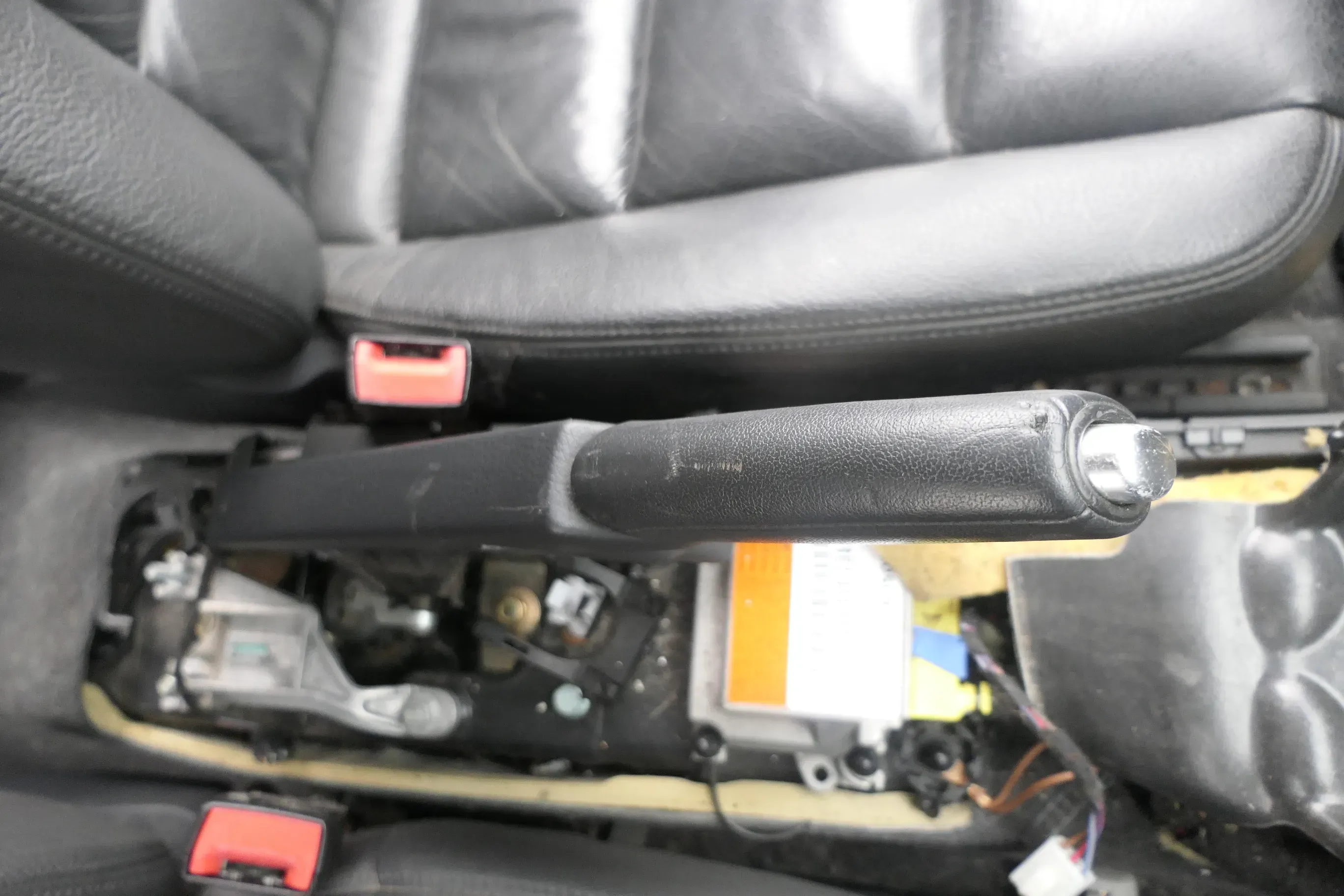 Audi A4 8E B6 B7 Handbremse Feststellbremse schwarz Leder Griff - Bild 1
