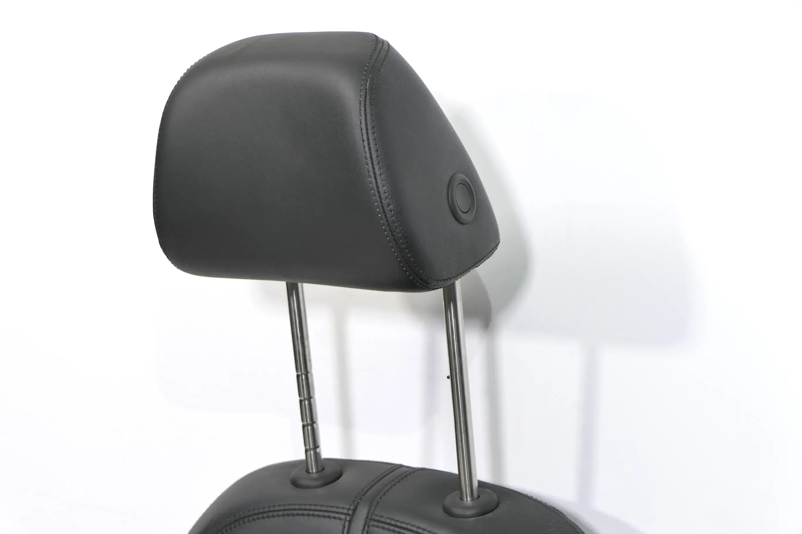 VW Passat 3C Kopfstütze Sitz Sitze vorne rechts oder links schwarz Leder X - Bild 1