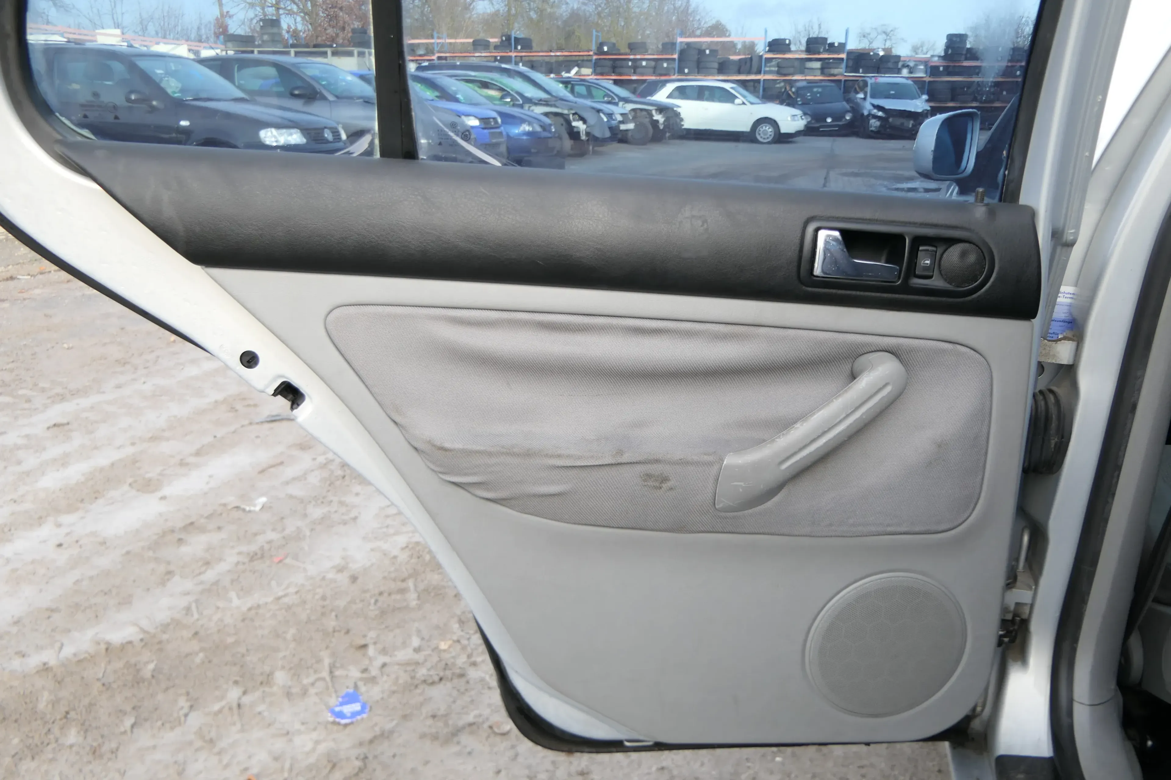 1x VW Golf 4 1J Limousine Türverkleidung Verkleidung Tür hinten links grau Griff - Bild 1
