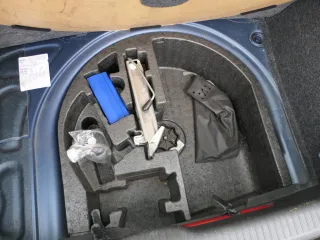 VW Polo 9N 9N3 6R Einlage Pannenset Werkzeug Luft Pumpe+ Bordwerkzeug - Bild 1