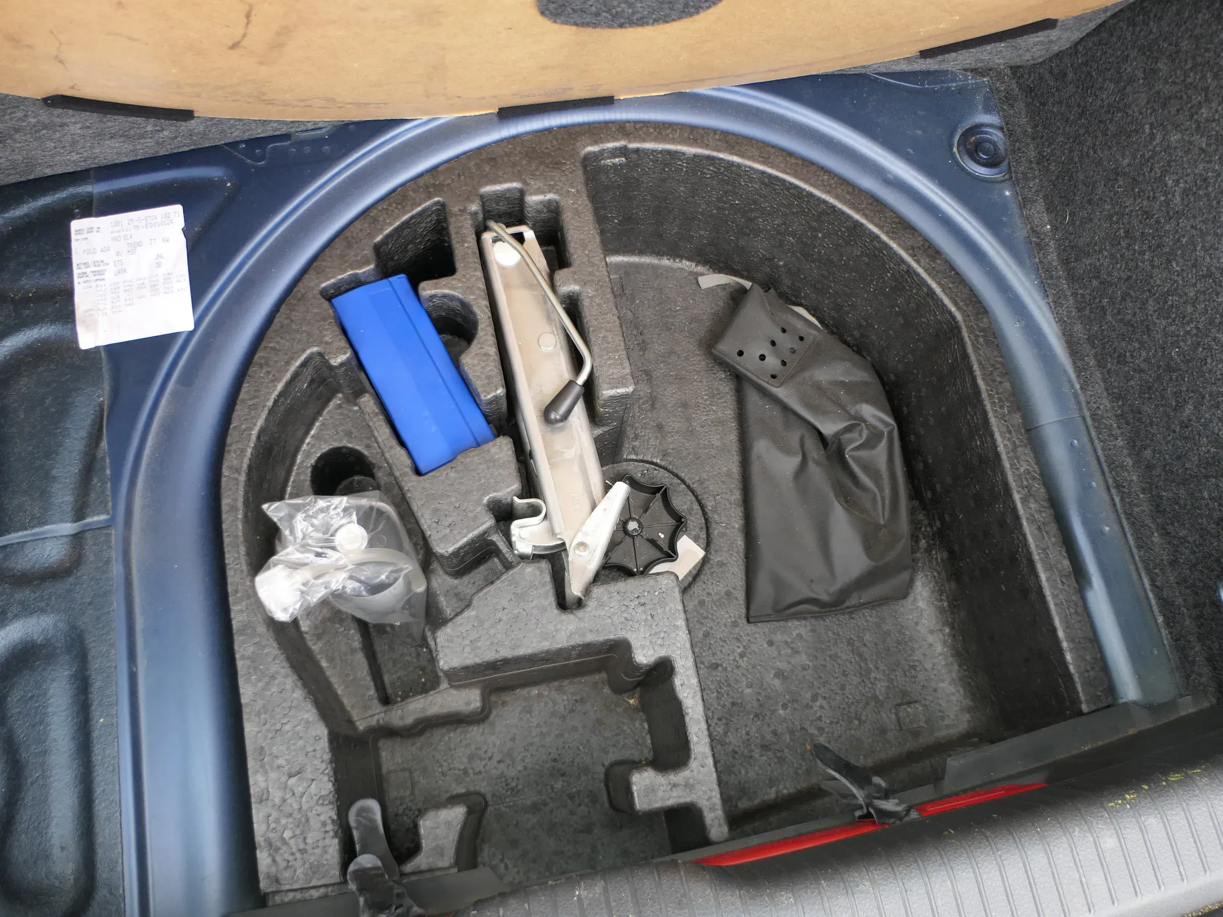 VW Polo 9N 9N3 6R Einlage Pannenset Werkzeug Luft Pumpe+ Bordwerkzeug - Bild 1