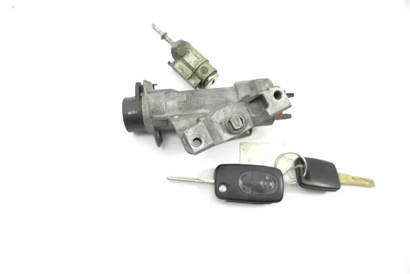 Audi A6 4B Zündschloß Schloß Zündung 2x Schlüssel 4B0905851C und 1x Türshloß - Bild 1