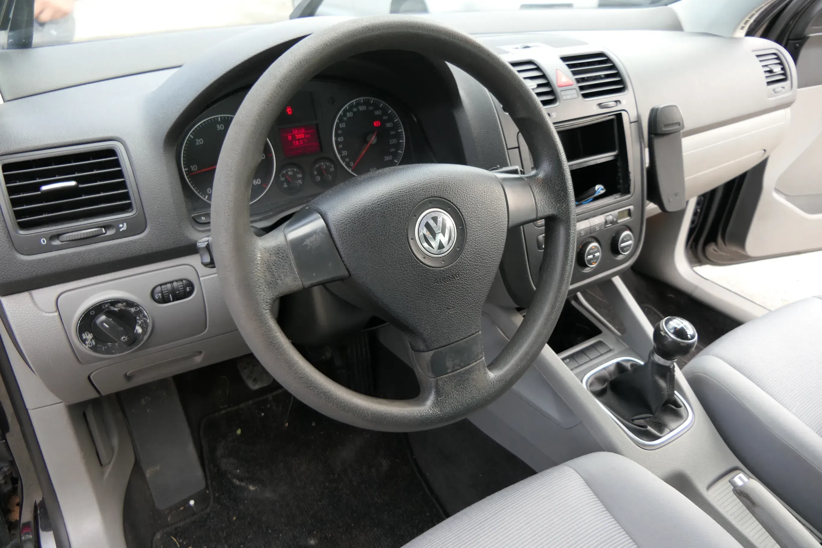 VW Golf 5 Armaturenbrett Cockpit Amaturbrett - ohne Anbauteile - Farbe Grau - Bild 1