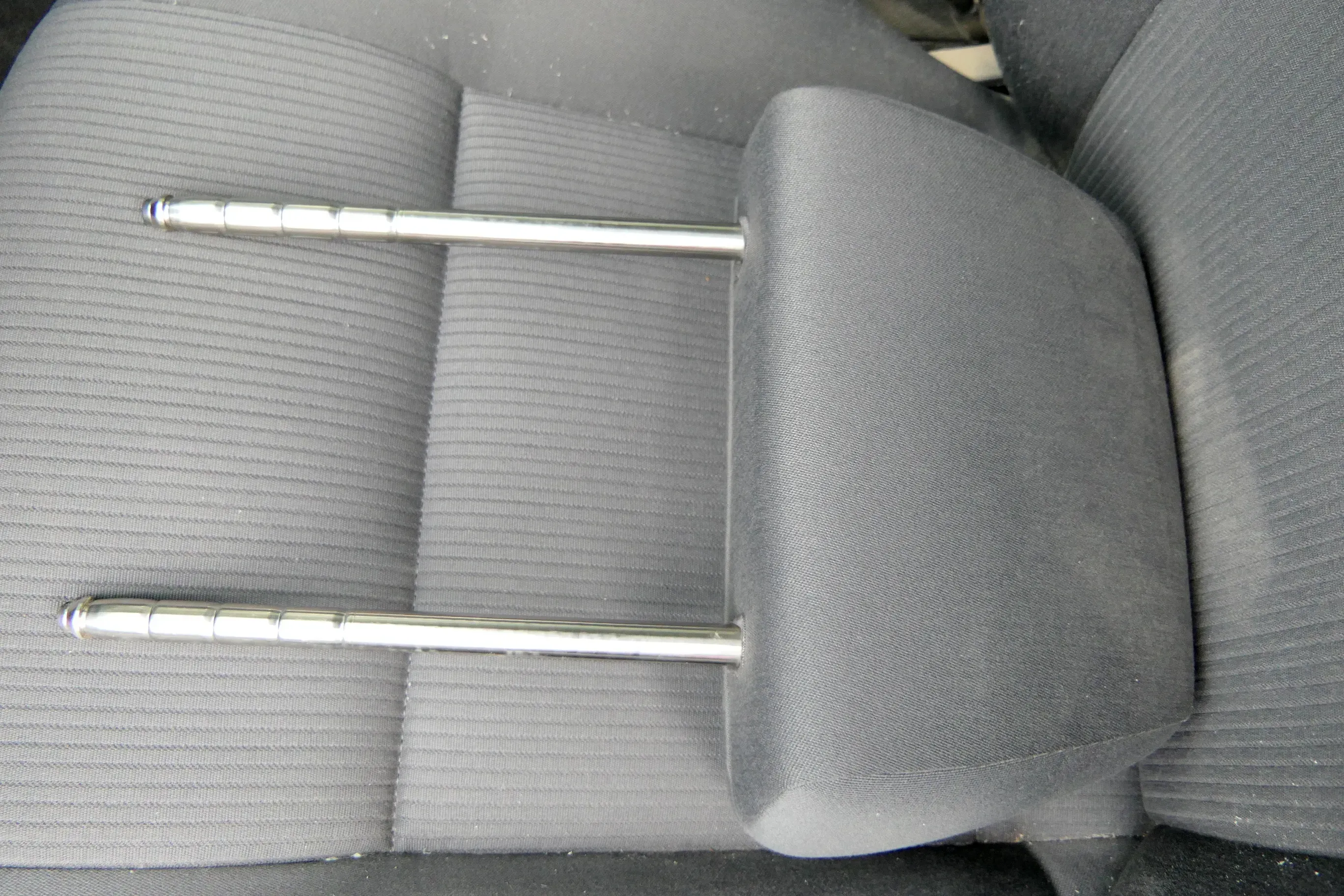 a VW Passat 3B 3BG Kopfstütze Sitz Sitze vorne rechts oder links anthrazit - Bild 1