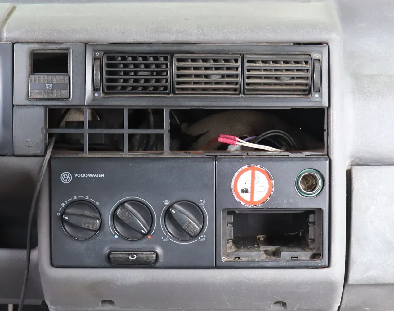 VW T4 Rahmen um Aschenbecher Abdeckung Zigarettenanzünder Lüftungsdüse - Bild 1