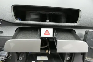 Passat 3C Mittelkonsole Verkleidung Radio Klappe Abdeckung Dekor silber/schwarz - Bild 3