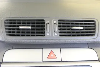 Passat 3C Mittelkonsole Verkleidung Radio Klappe Abdeckung Dekor silber/schwarz - Bild 4
