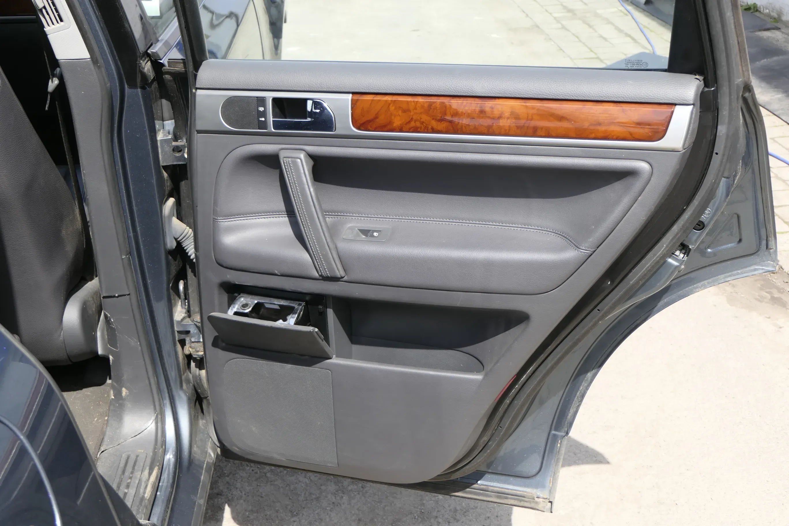 VW Touareg 7L Türverkleidung Verkleidung Tür Leder hinten rechts anthrazit NUQ - Bild 1