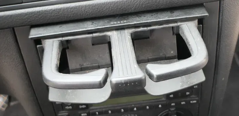 VW Golf 4 Bora Becherhalter Getränkehalter Dosenhalter Halter Getränke Dosen - Bild 1