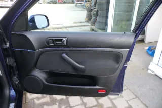 1x Golf 4 Bora Türverkleidung Verkleidung Tür vorne rechts 4/5-Türer Griff schwa - Bild 1