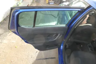 1x Skoda Fabia 5J Stufenheck Türverkleidung Verkleidung Tür hinten links Griff - Bild 3