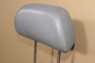 VW Passat 3B 3BG Kopfstütze Sitz Sitze vorne rechts oder links grau Leder - Bild 1