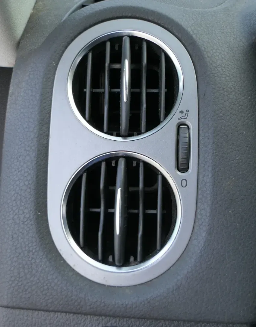 VW Tiguan 5N Lüftungsdüse Düse Lüftung vorne links 5N0819703A schwarz / chrom - Bild 1