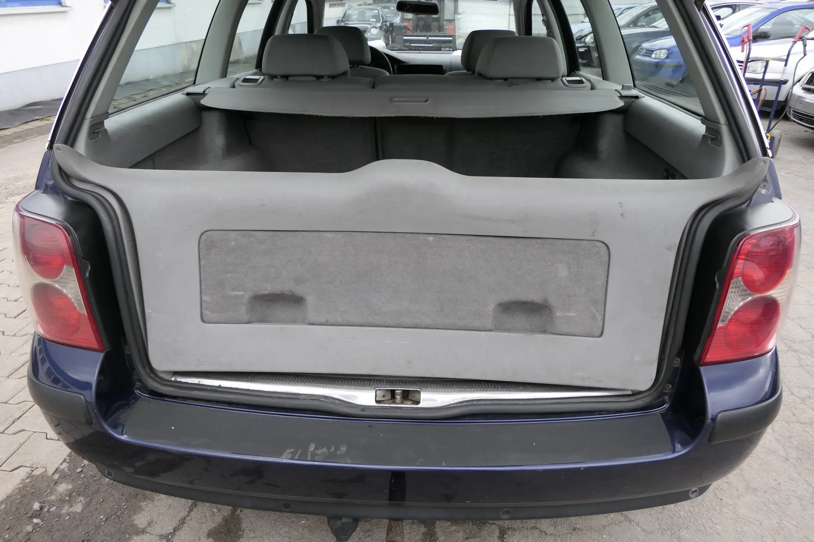 VW Passat 3B 3BG Kombi Abdeckung Verkleidung hinten Heckklappe grau - Bild 1