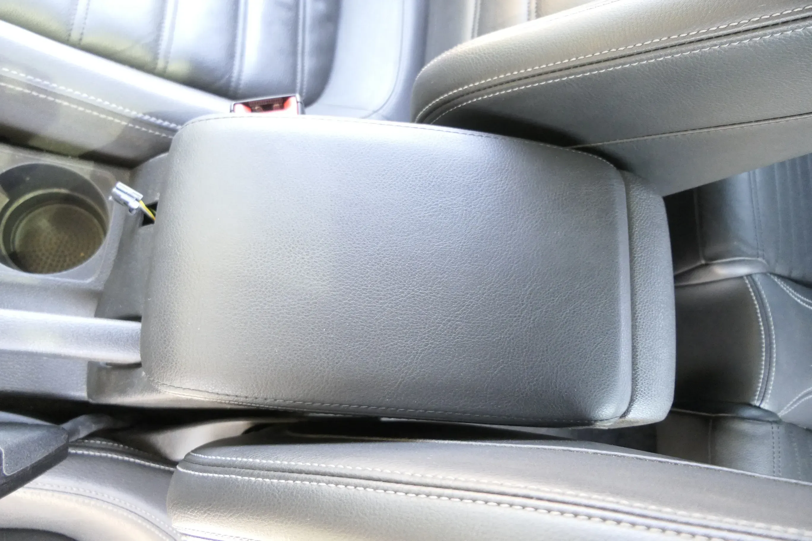 VW Golf 6 5K Scirocco Mittelarmlehne Armlehne Lehne Mitte Original Leder schwarz - Bild 1