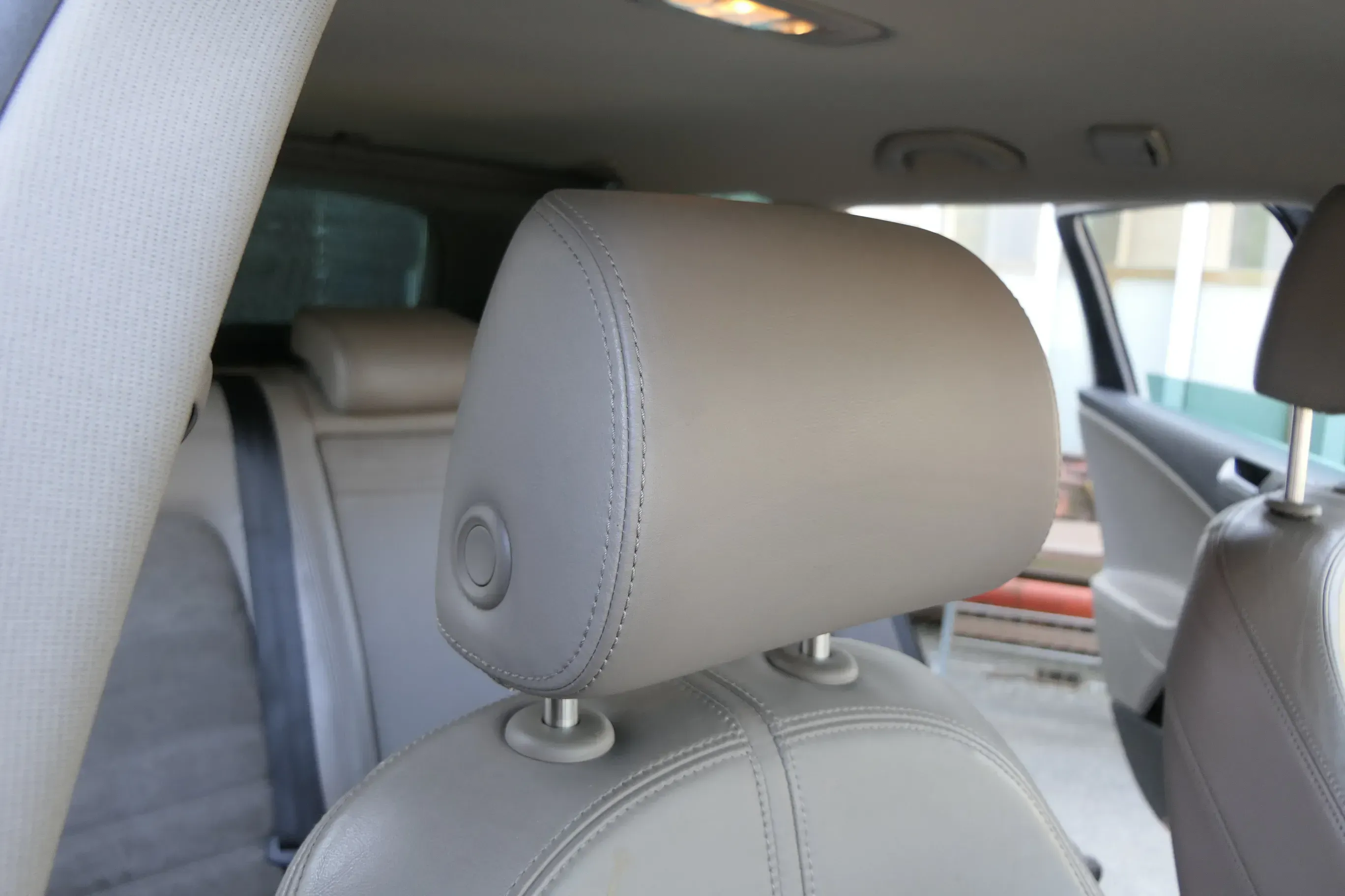 VW Passat 3C Kopfstütze Sitz Sitze vorne rechts Leder braun latte macchiato - Bild 1
