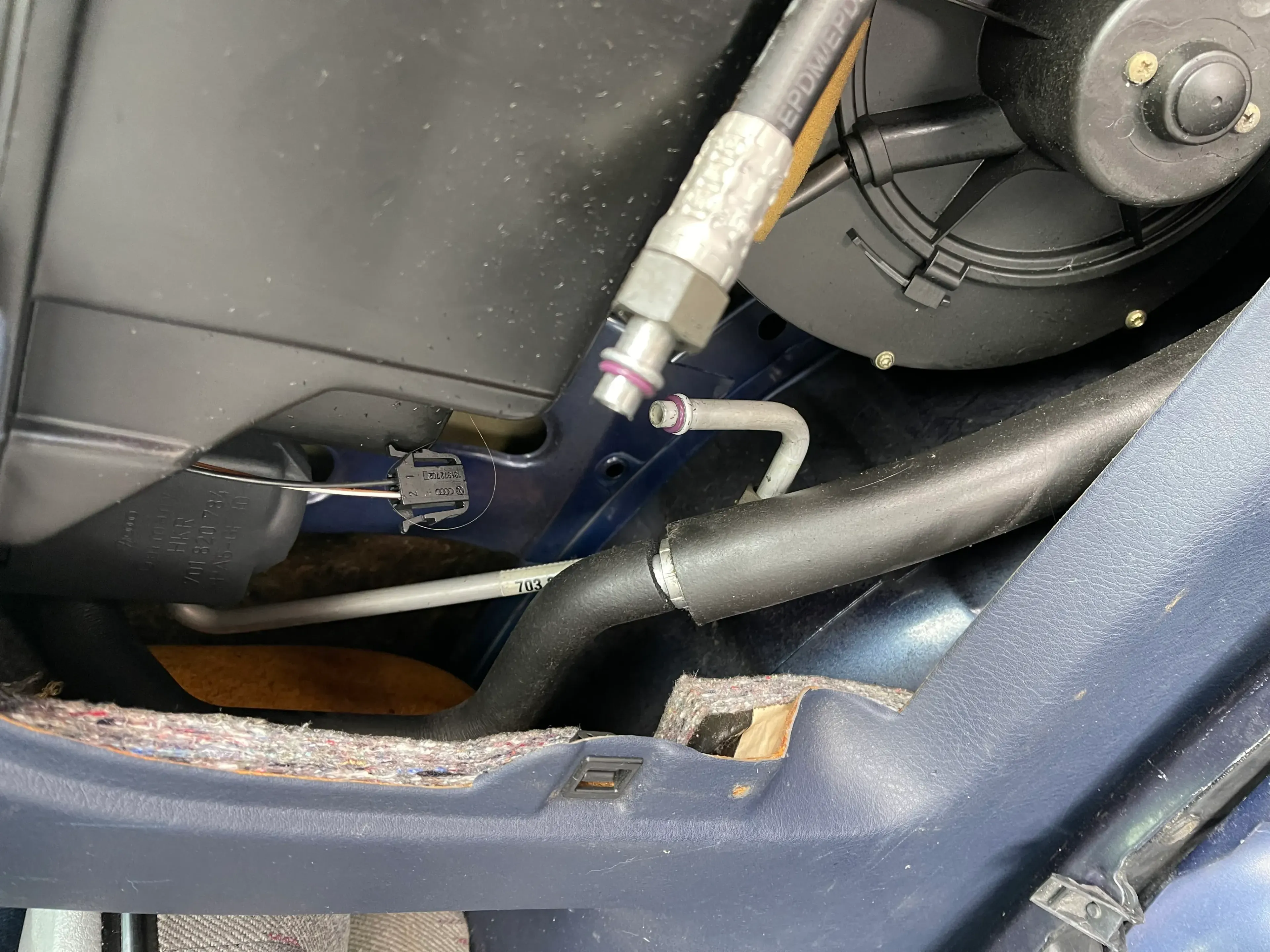 VW T4 Klimaleitung Klima Leitung 703820742A Klimaschlauch Hinten - Bild 1