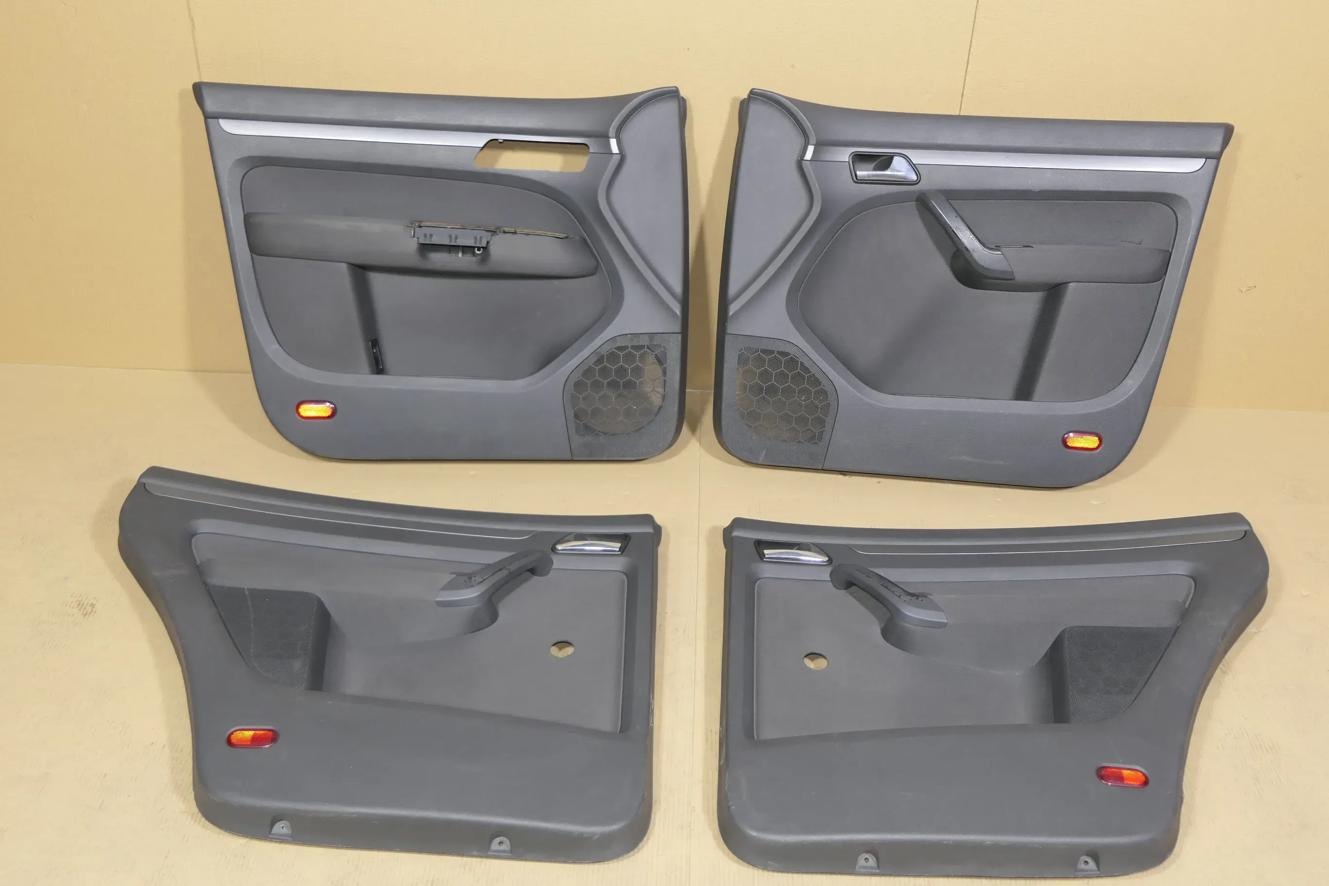 VW Touran 4x Türverkleidung Verkleidung Tür vorne +hinten links anthrazit 117174 - Bild 1
