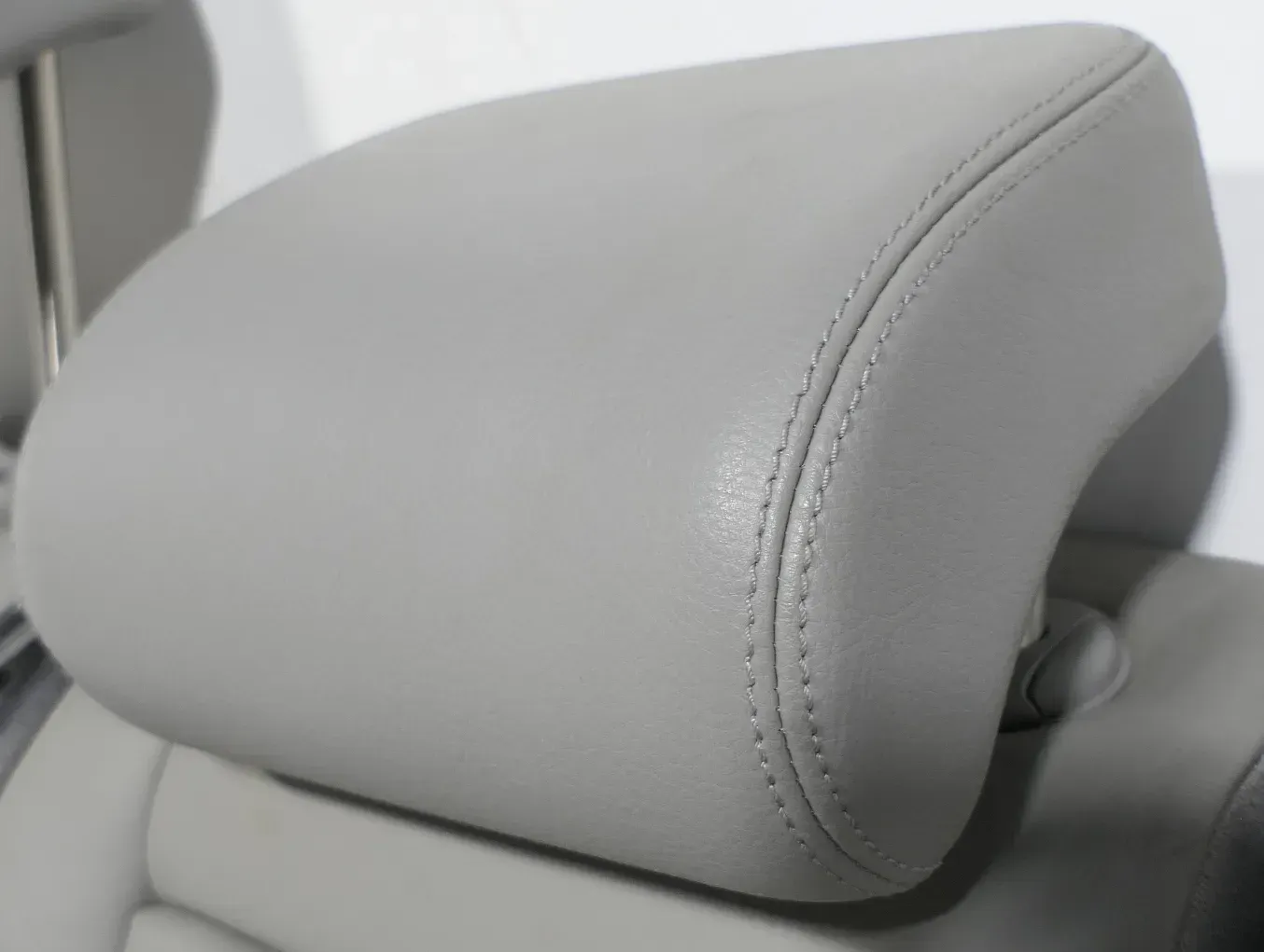 VW Passat 3C Kopfstütze Sitz Sitze hinten in der Mitte grau Leder - Bild 1
