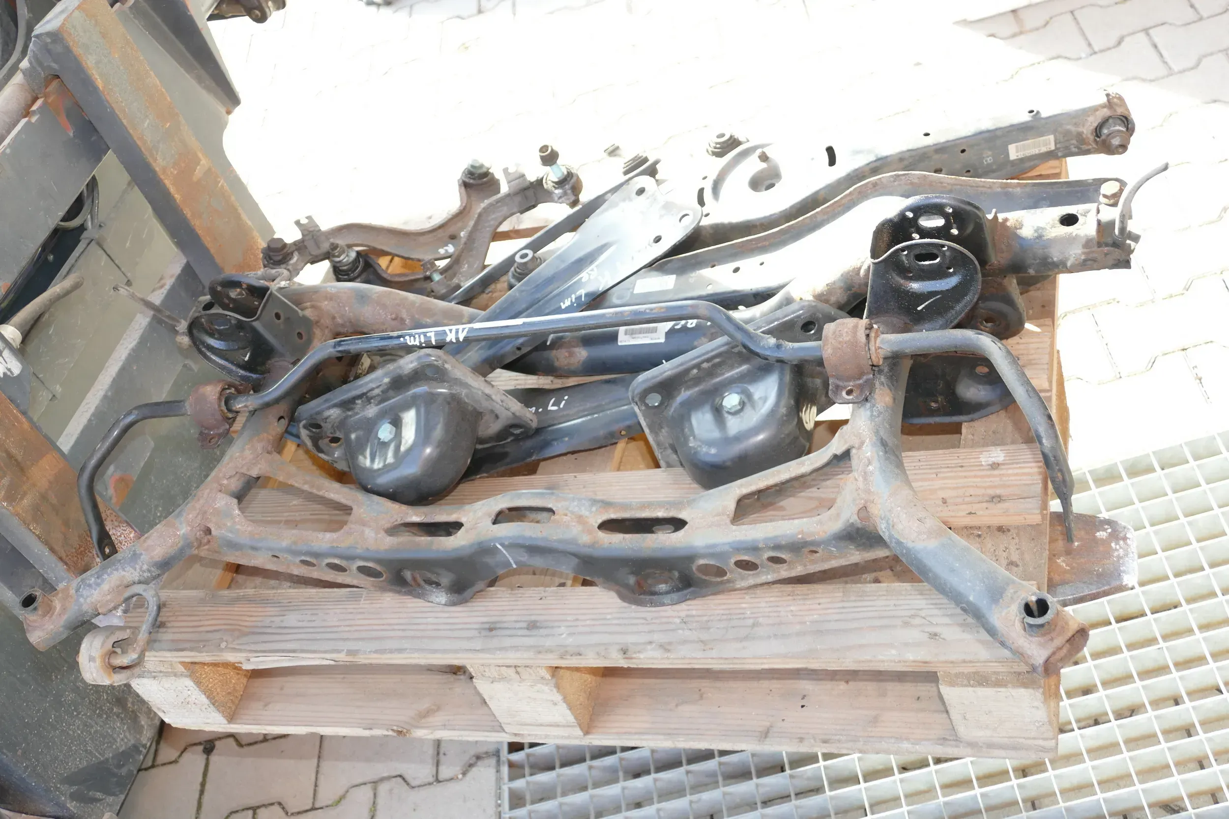 VW Golf 5 V Achse hinten Hinterachse Achsträger Querlenker Stabi Stabilisator v - Bild 1