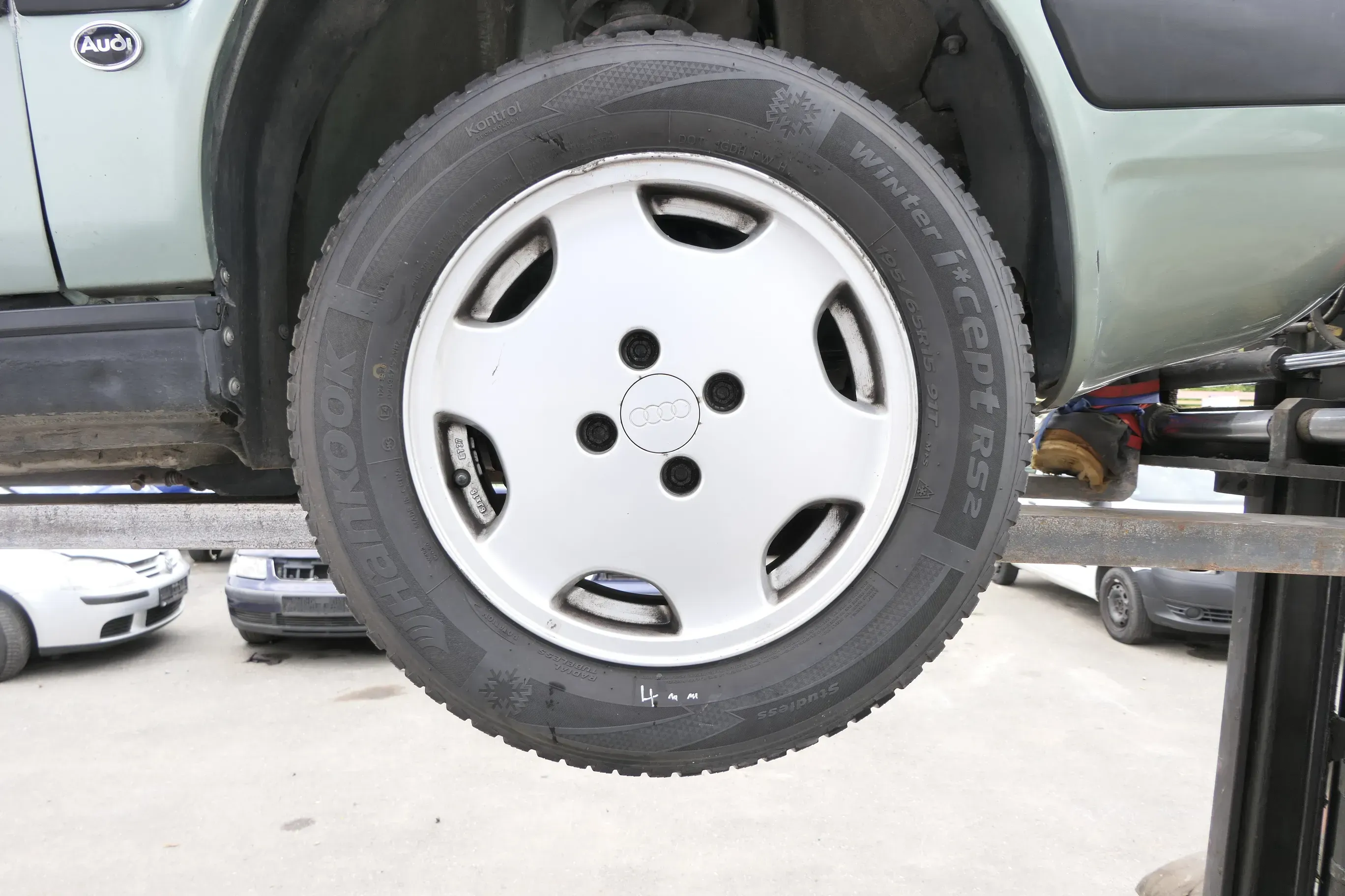 4x Audi A4 100 Alufelgen 195/65 R15 91T Winterreifen Reifen 4-8mm 8A0601025B - Bild 1