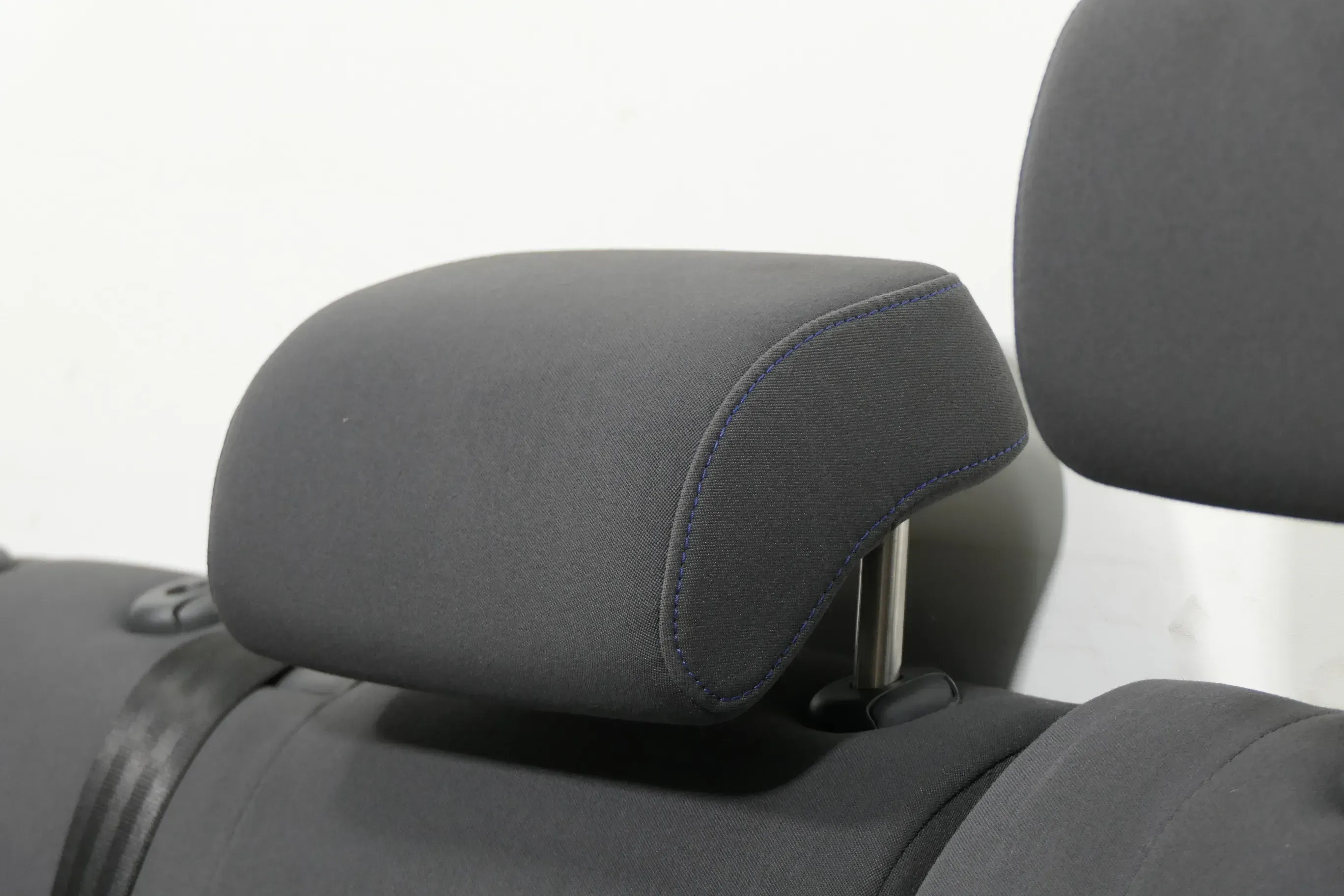VW Golf 5 V Kopfstütze hinten in der Mitte anthrazit dunkel blaue Nähte Tour - Bild 1
