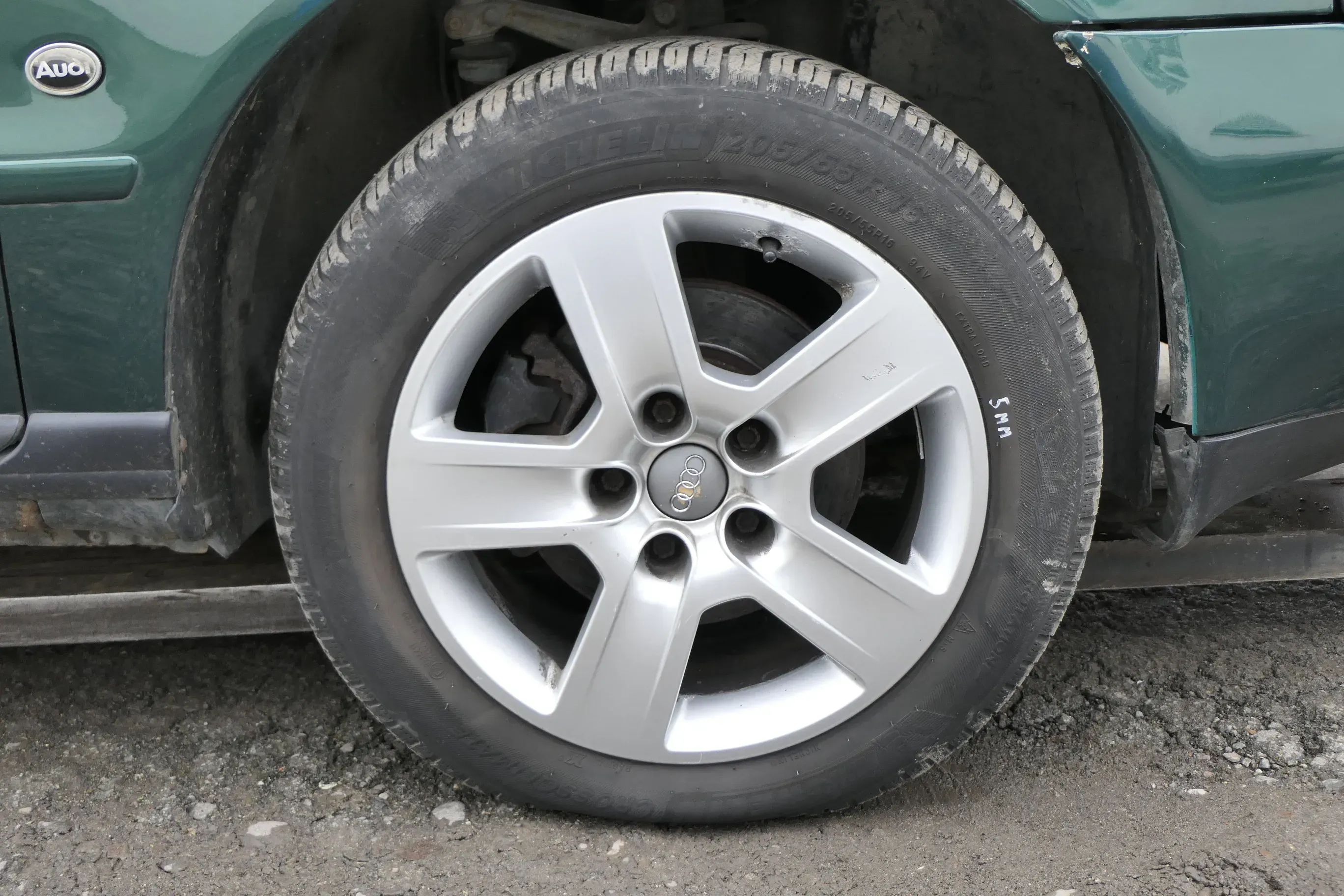 Aud A4 B5 A6 4B Alufelgen 205/55 R16 Sommerreifen Reifen Felgen 8E0601025B 5-6mm - Bild 1